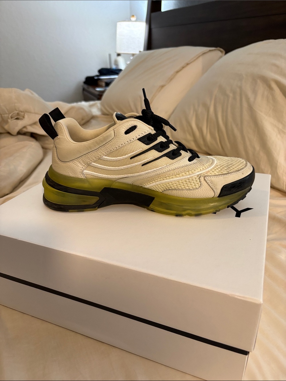 Givenchy GIV Sneaker off white